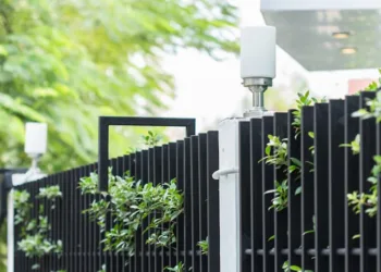 Choosing Between Knotwood Melbourne Fencing and Tubular Steel Fencing Melbourne: A Comprehensive Comparison