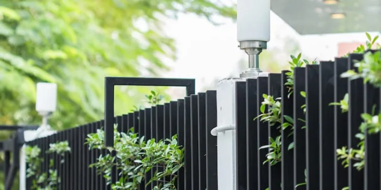 Choosing Between Knotwood Melbourne Fencing and Tubular Steel Fencing Melbourne: A Comprehensive Comparison